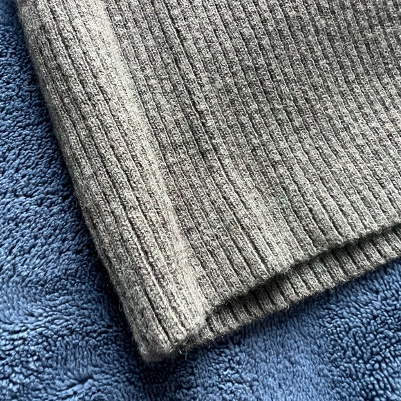 Gap V-neck Sweater - Picture 2 of 3